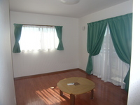 ２階洋室６帖清楚な白いクロスと<br />
グリーンのカーテンで<br />
さわやかなお部屋