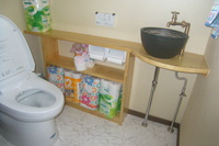 大工さん手作りのカウンターで、下には収納スペースを確保。<br />
おしゃれな手洗い器も設置しました。