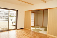 リビングの隣には6帖の琉球畳の和室があります。