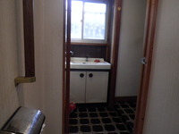 トイレからの写真<br />
トイレがあるフロアから＋約9.3cmの段差がありました。(写真右下部分)