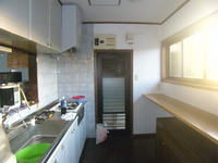 キッチン<br />
新たに、窓と棚を設置しました。<br />
日の入る明るいキッチンに変身！