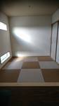 リビング横の琉球畳の和室の正面の壁はシアターと<br />
しても使えて家族・親戚・友人との団らんが楽しめます。