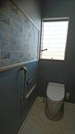 トイレの壁は消臭・湿気など改善してくれる<br />
エコカラットを張りポイントとしても<br />
おしゃれなトイレになりました。